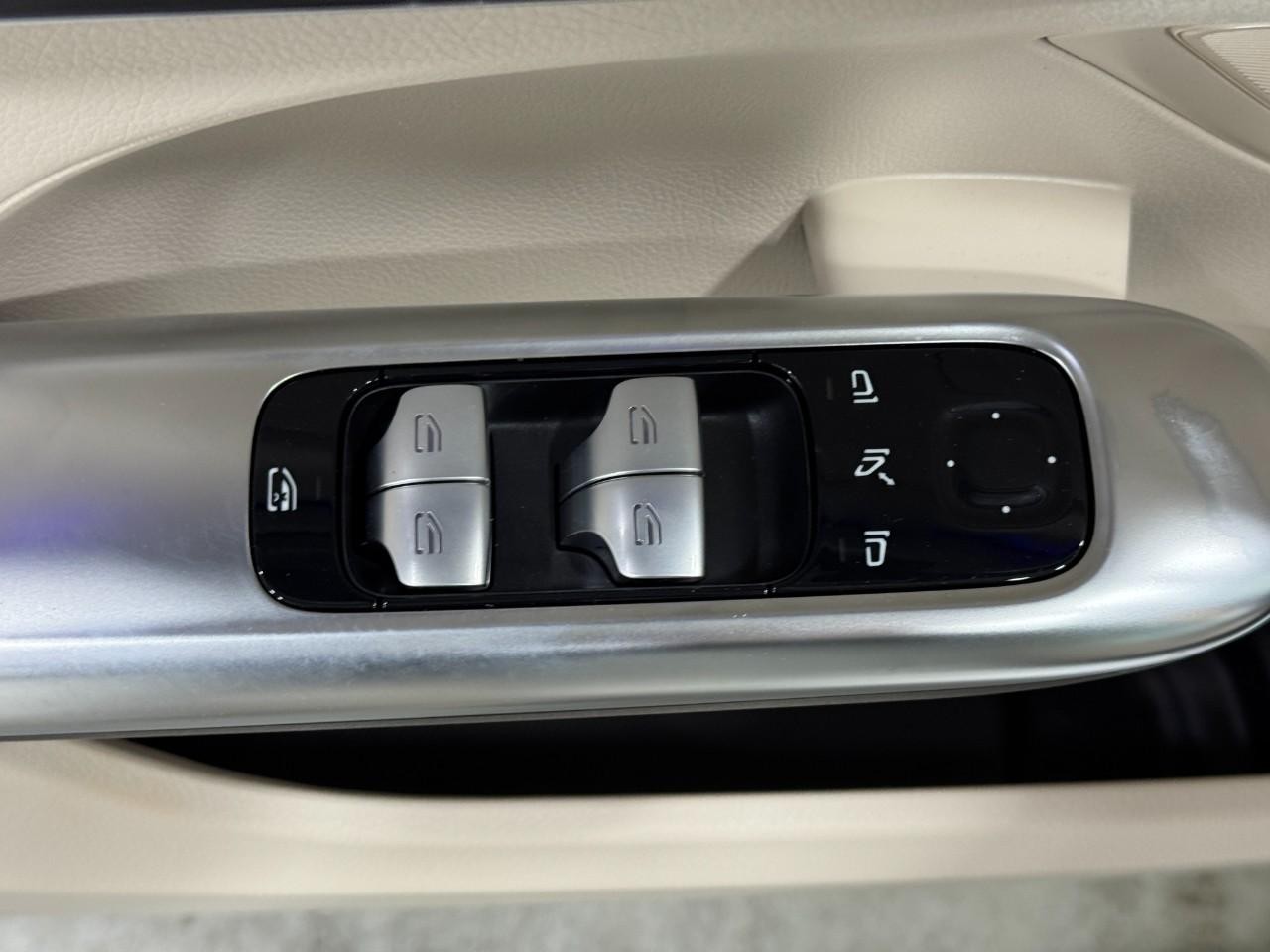 Mercedes-Benz C-Class Vehicle Full-screen Gallery Image 24