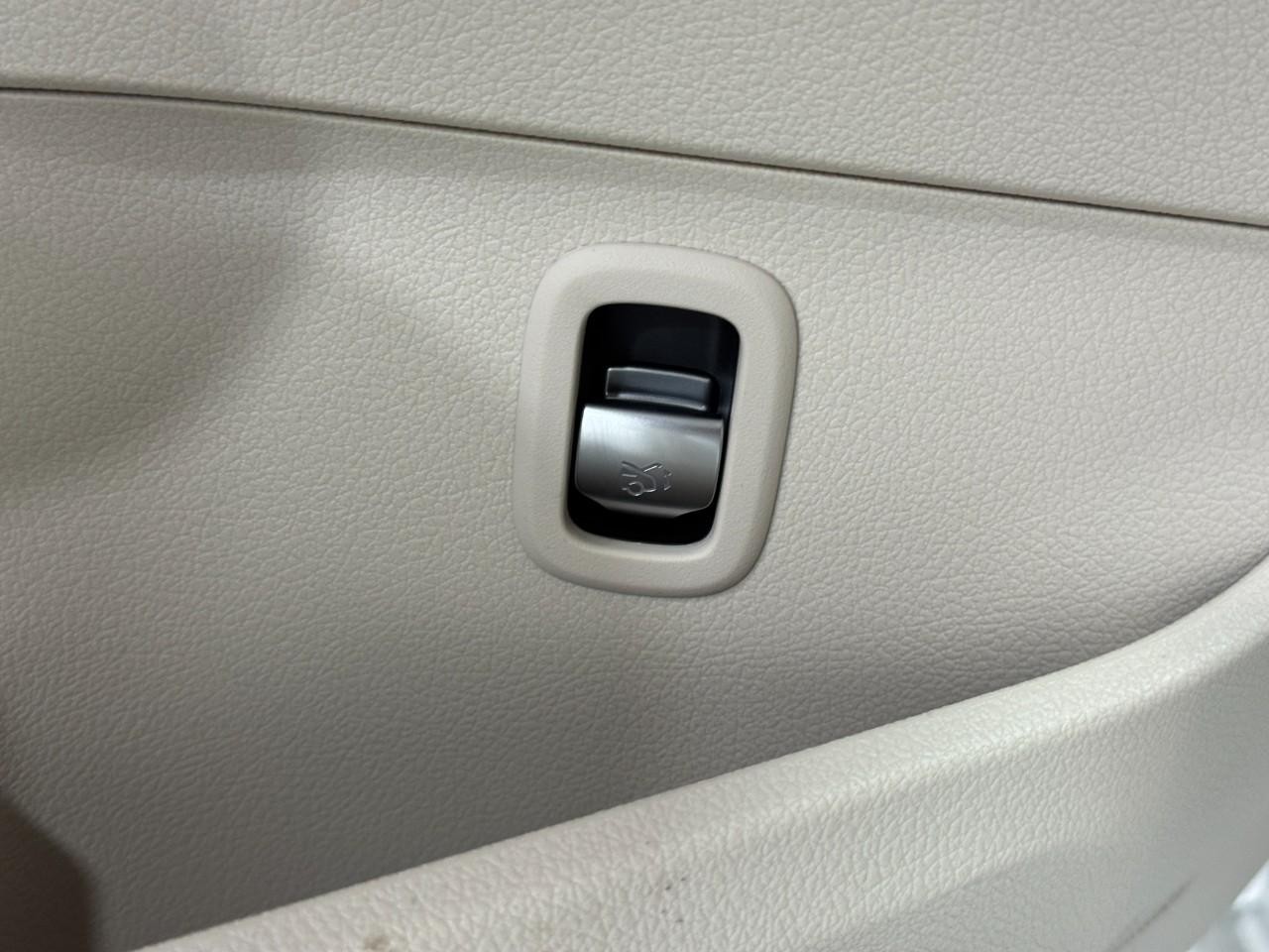 Mercedes-Benz C-Class Vehicle Full-screen Gallery Image 25