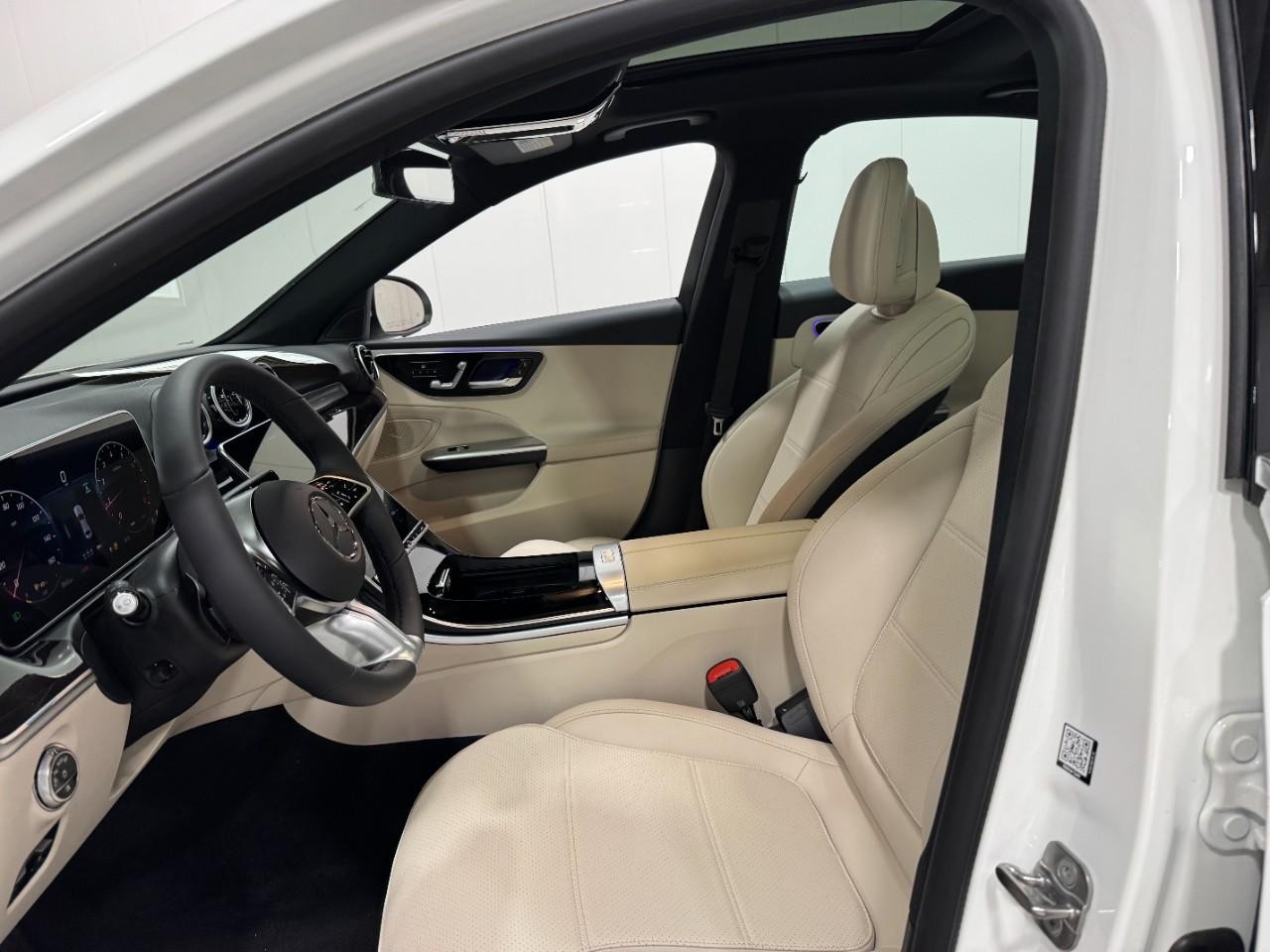 Mercedes-Benz C-Class Vehicle Full-screen Gallery Image 26