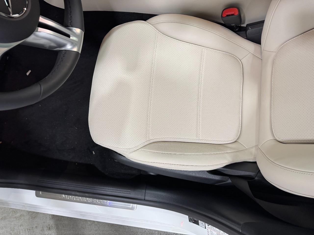 Mercedes-Benz C-Class Vehicle Full-screen Gallery Image 27