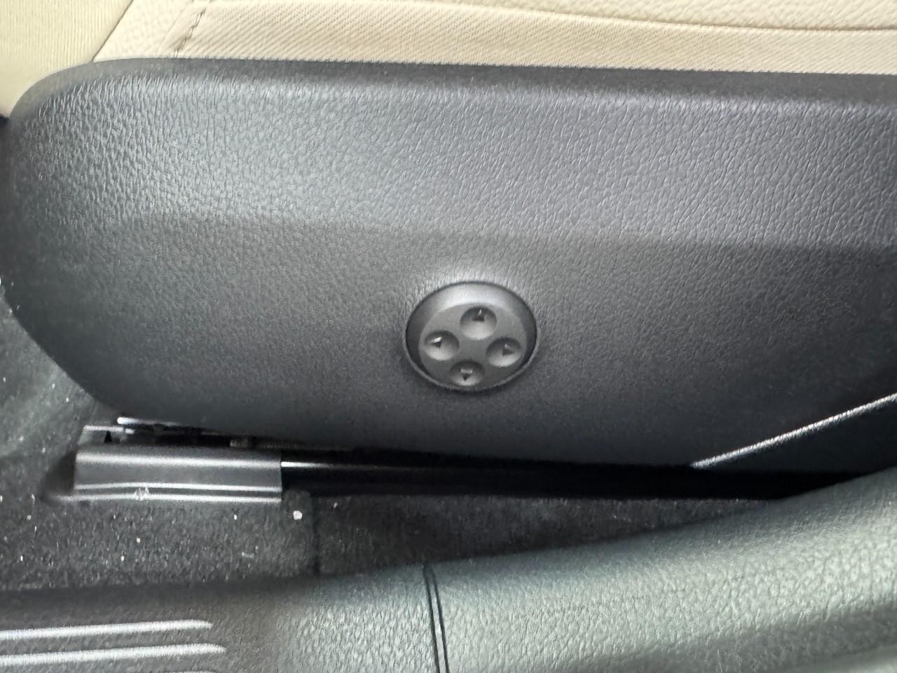 Mercedes-Benz C-Class Vehicle Full-screen Gallery Image 28