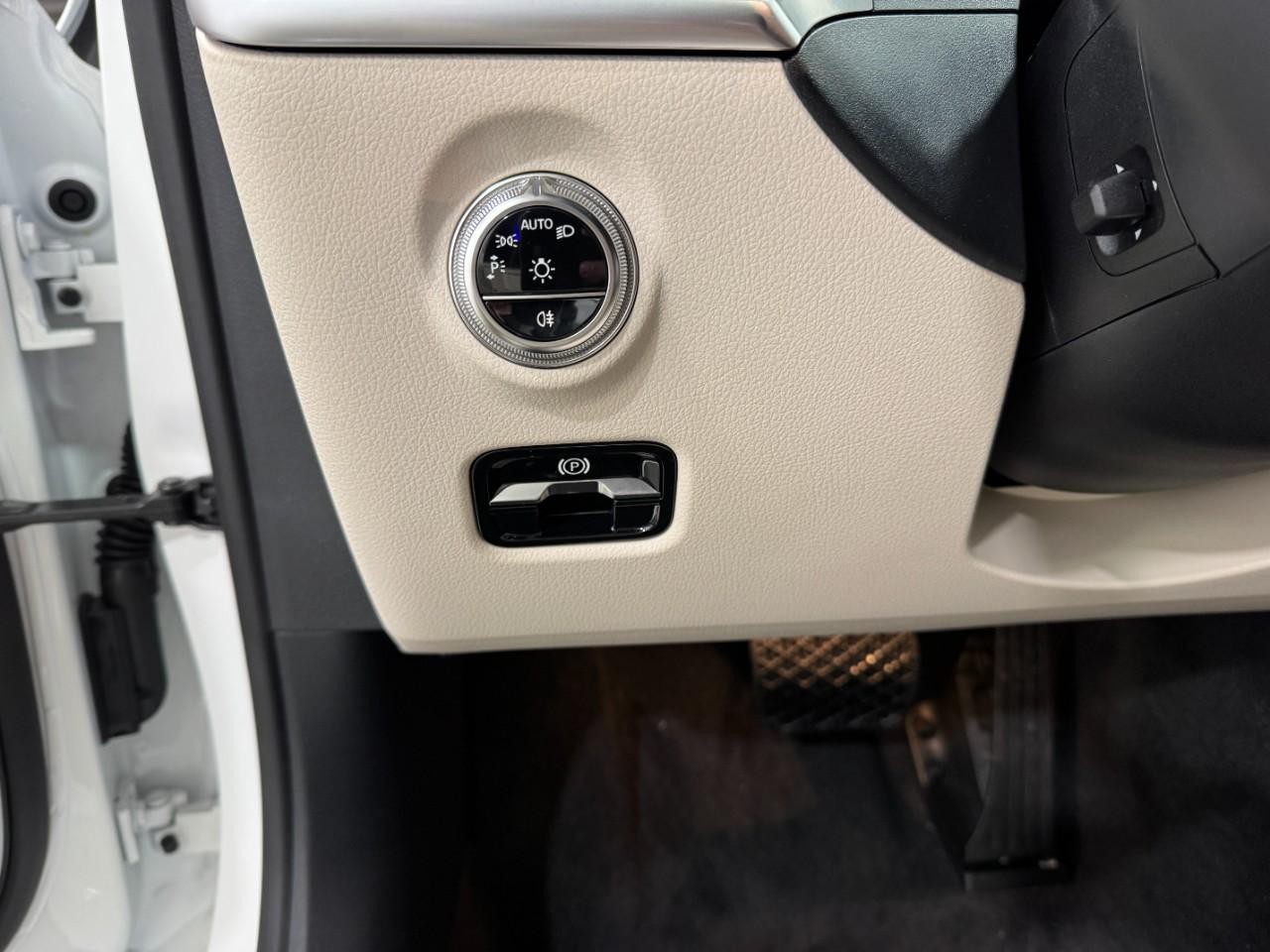 Mercedes-Benz C-Class Vehicle Full-screen Gallery Image 29