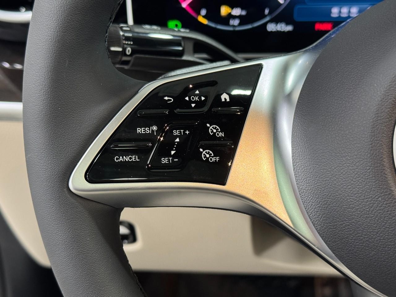 Mercedes-Benz C-Class Vehicle Full-screen Gallery Image 30