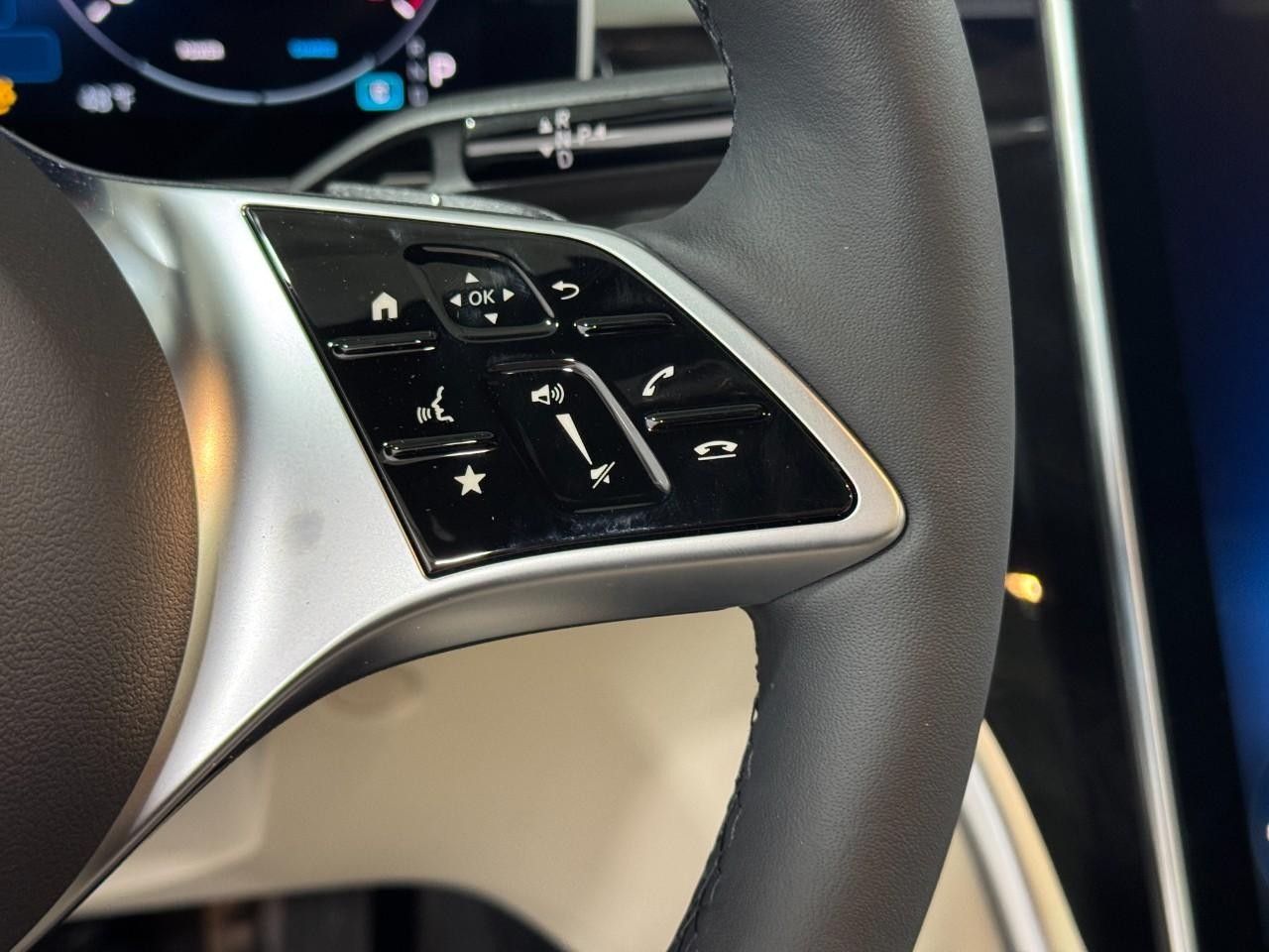 Mercedes-Benz C-Class Vehicle Full-screen Gallery Image 31