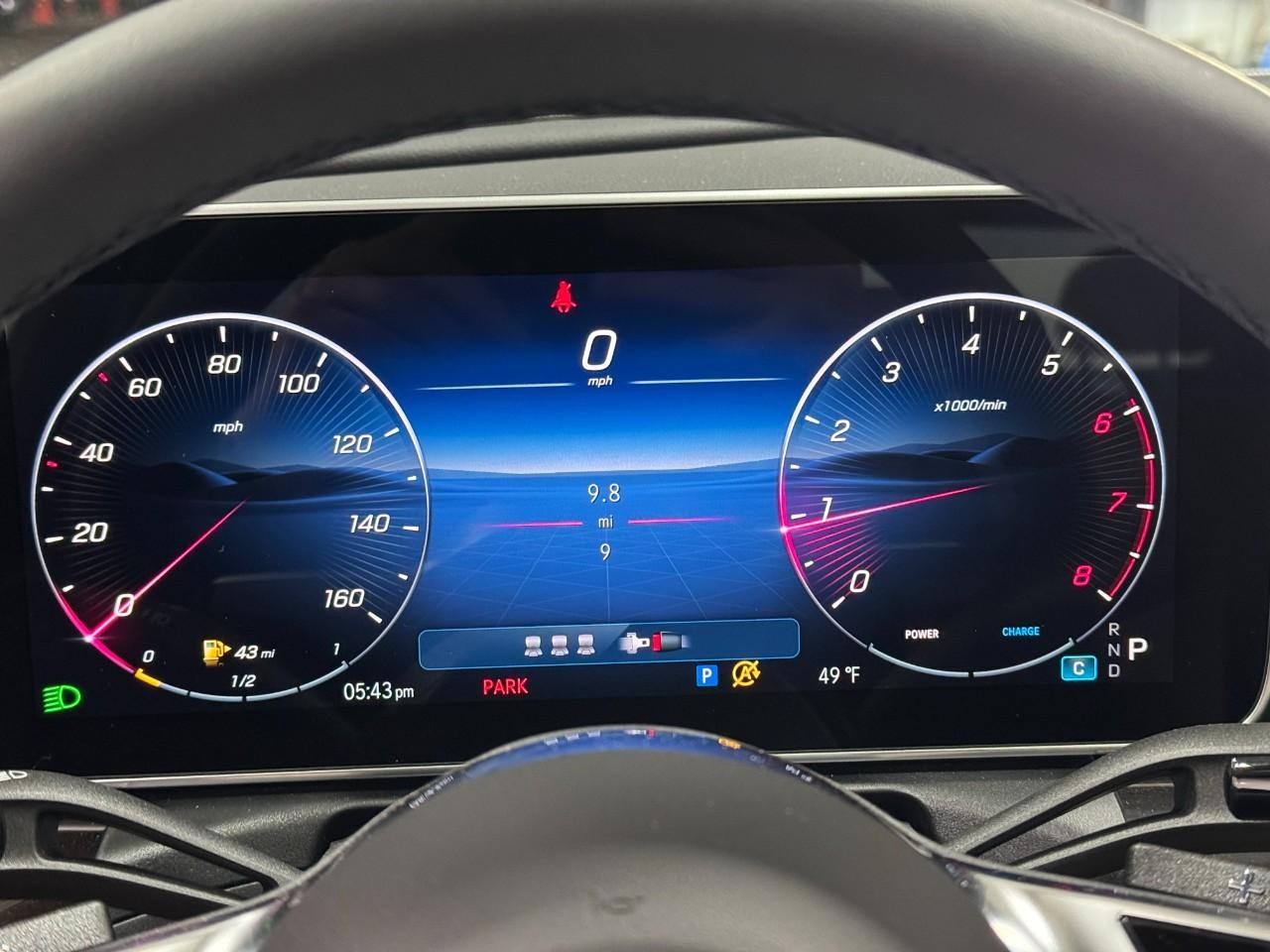 Mercedes-Benz C-Class Vehicle Full-screen Gallery Image 32