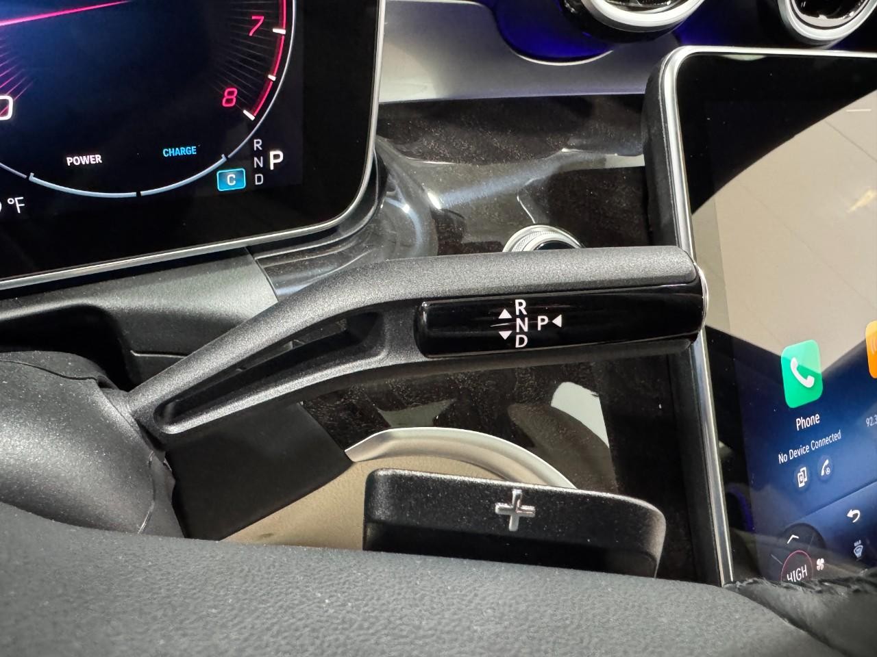 Mercedes-Benz C-Class Vehicle Full-screen Gallery Image 33