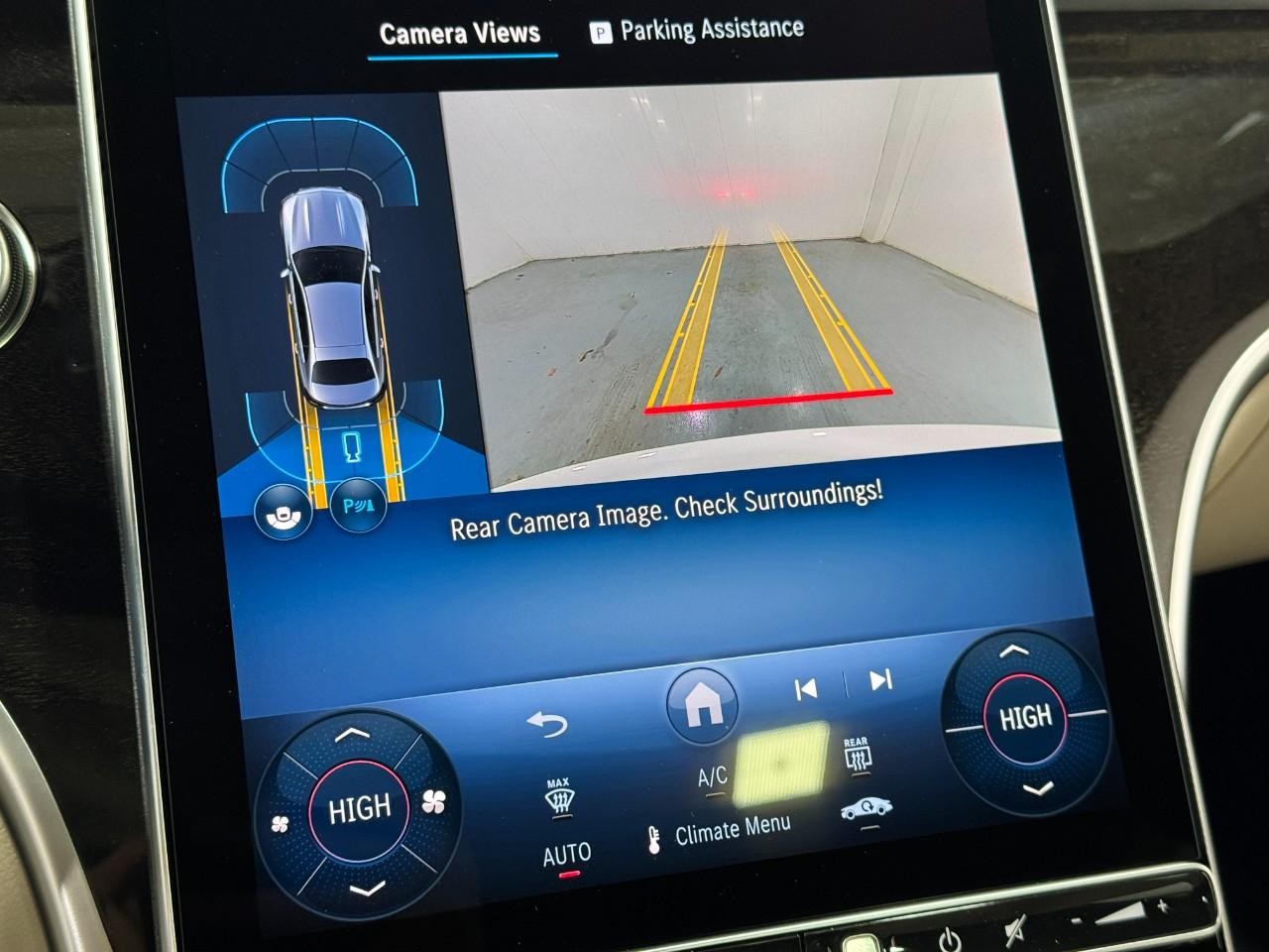 Mercedes-Benz C-Class Vehicle Full-screen Gallery Image 34