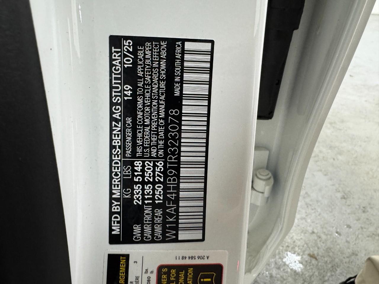 Mercedes-Benz C-Class Vehicle Full-screen Gallery Image 35