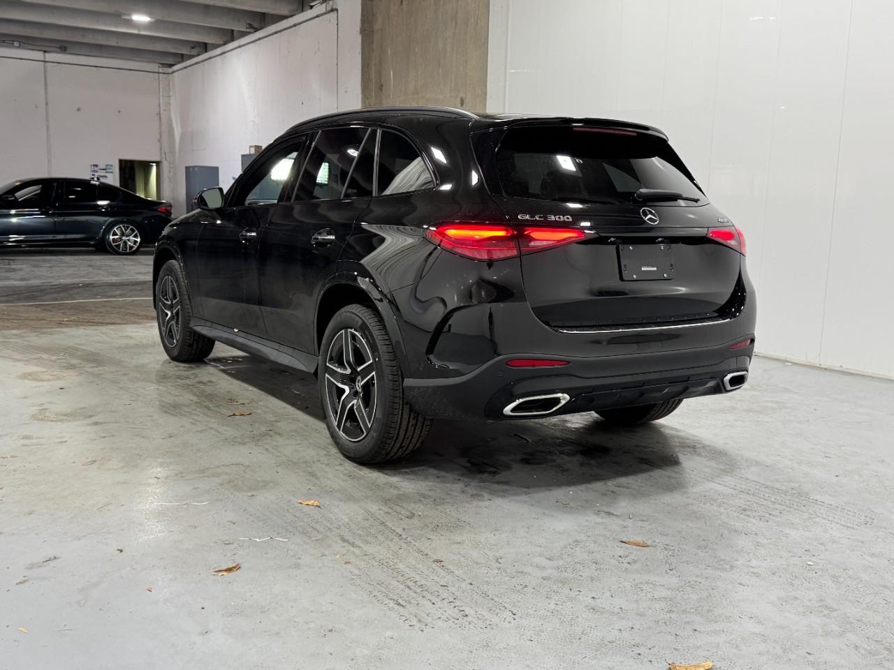 Mercedes-Benz GLC Vehicle Full-screen Gallery Image 3