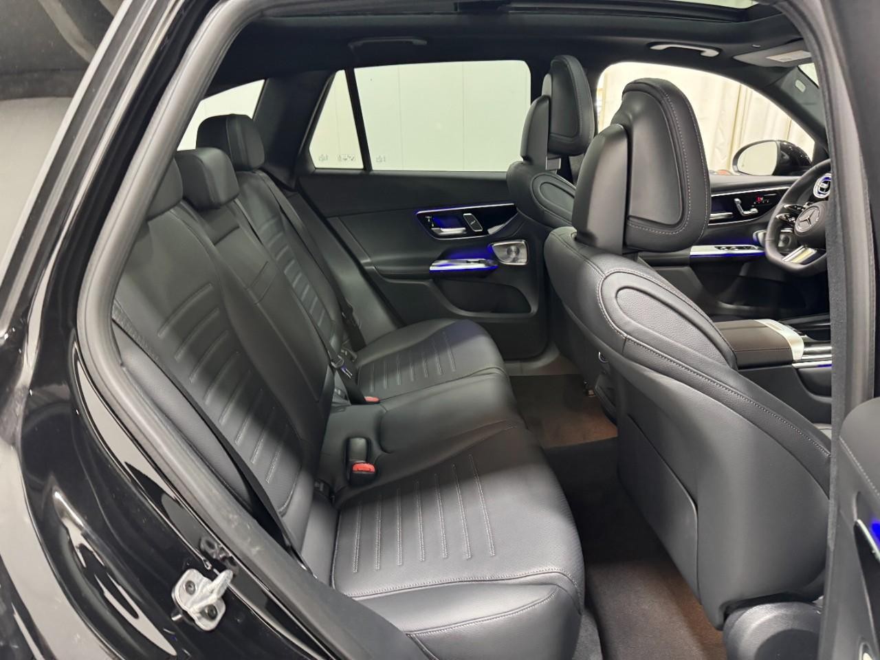 Mercedes-Benz GLC Vehicle Full-screen Gallery Image 10