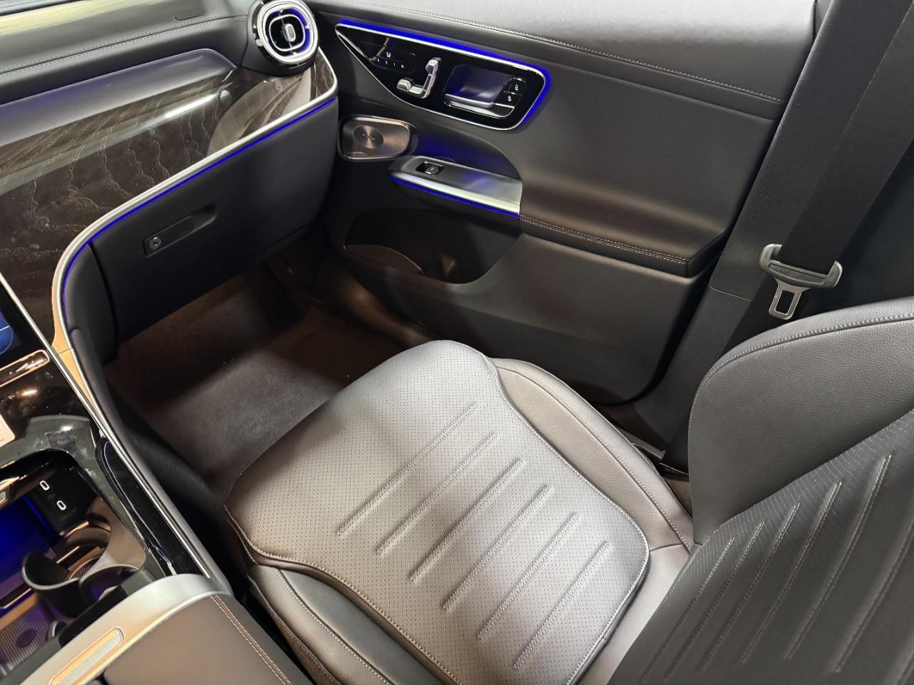 Mercedes-Benz GLC Vehicle Full-screen Gallery Image 15