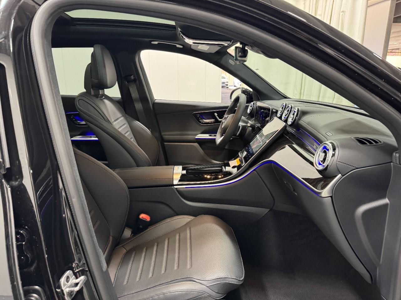 Mercedes-Benz GLC Vehicle Full-screen Gallery Image 16