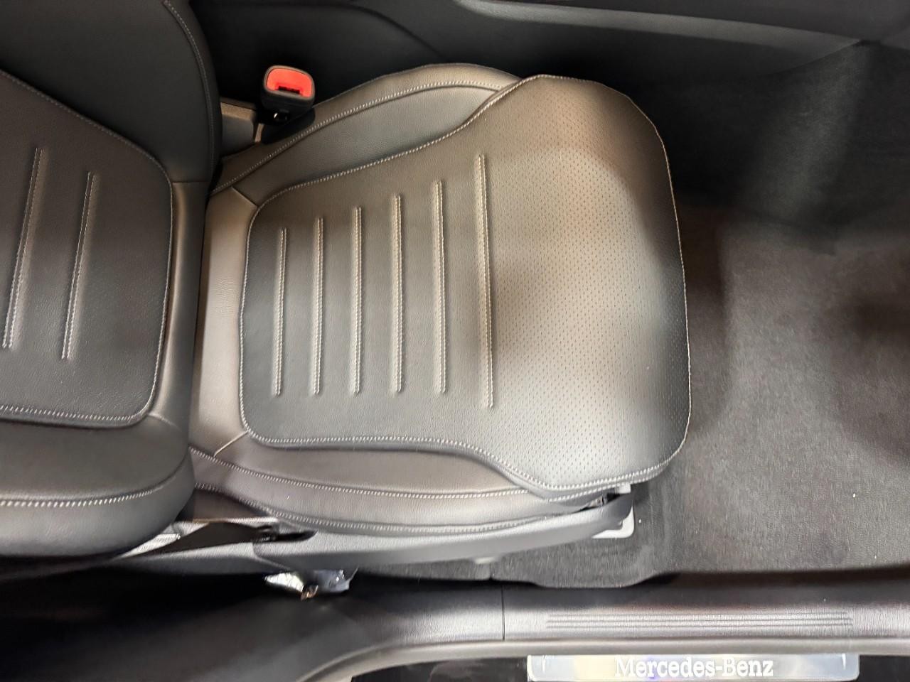 Mercedes-Benz GLC Vehicle Full-screen Gallery Image 17