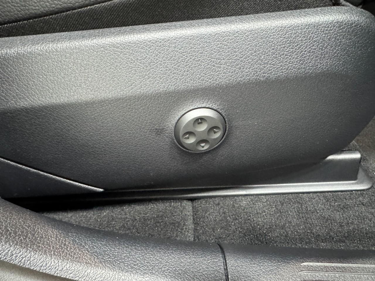 Mercedes-Benz GLC Vehicle Full-screen Gallery Image 18