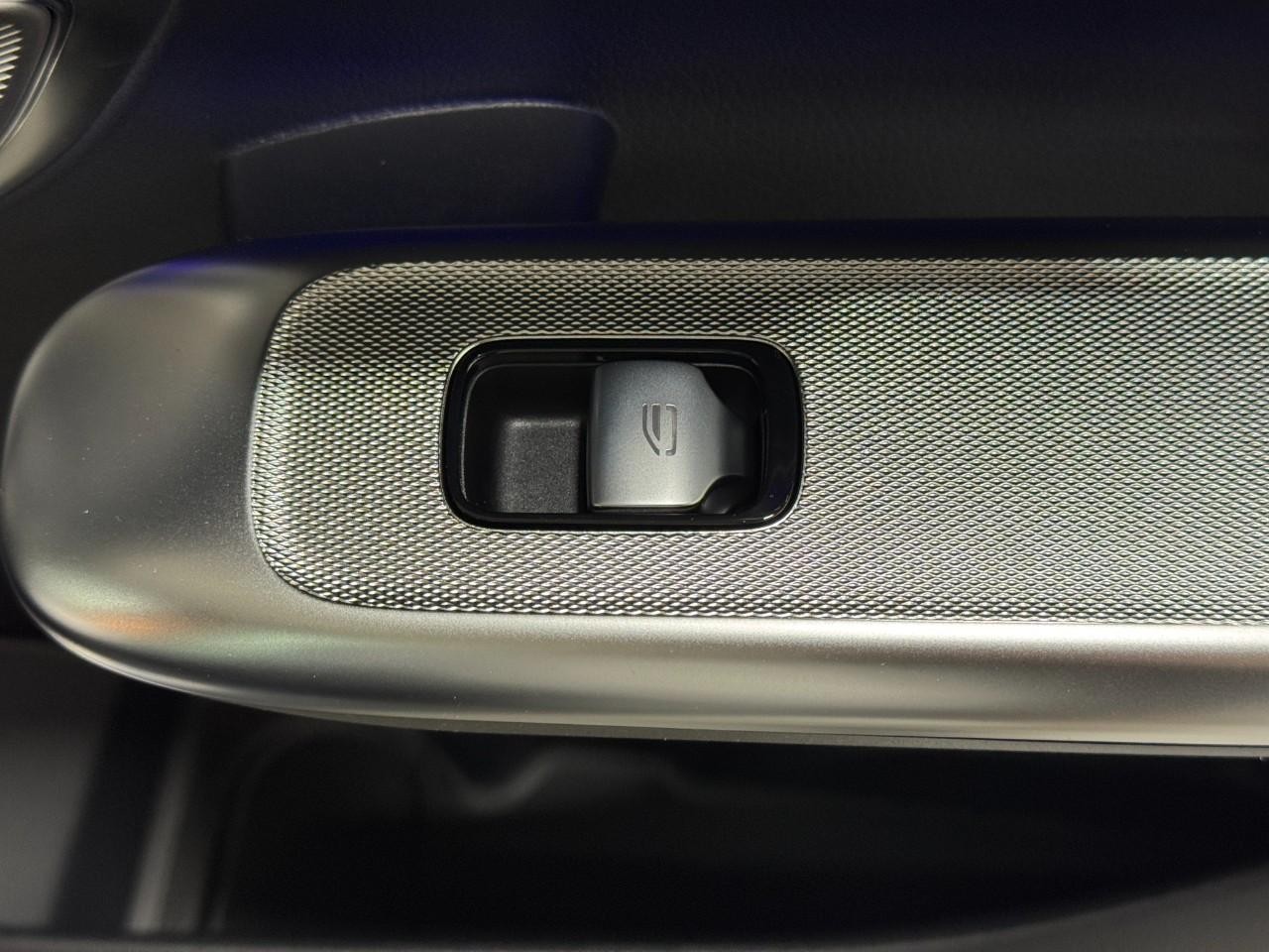 Mercedes-Benz GLC Vehicle Full-screen Gallery Image 21