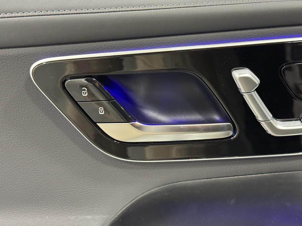 Mercedes-Benz GLC Vehicle Full-screen Gallery Image 23