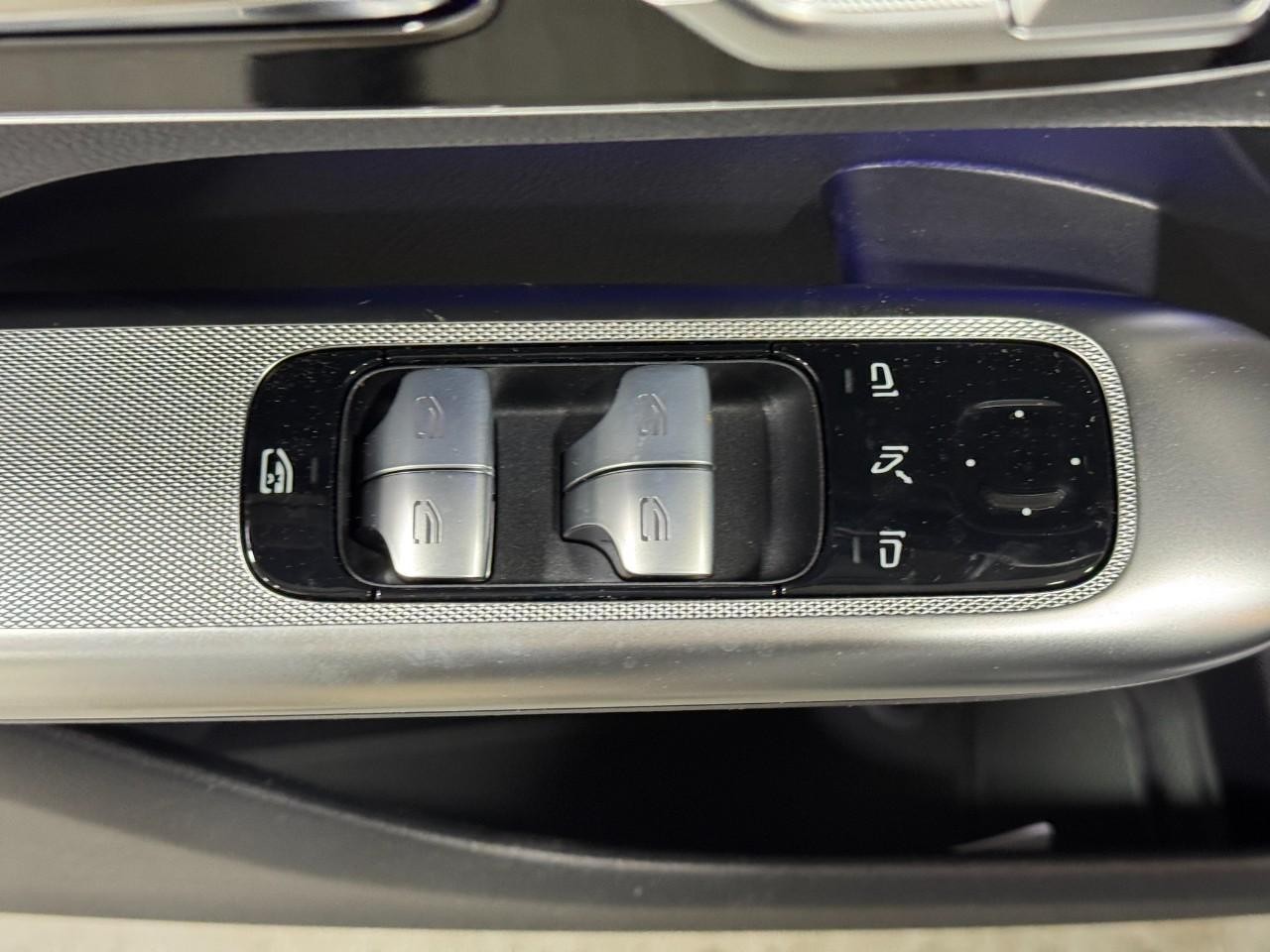 Mercedes-Benz GLC Vehicle Full-screen Gallery Image 24