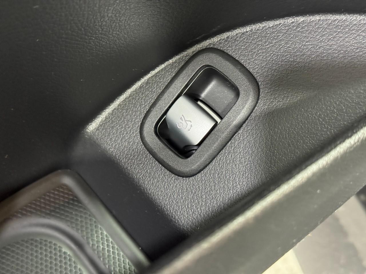 Mercedes-Benz GLC Vehicle Full-screen Gallery Image 26