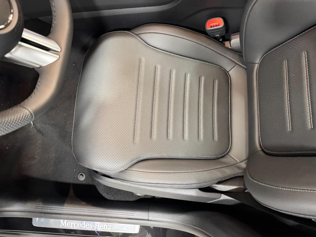 Mercedes-Benz GLC Vehicle Full-screen Gallery Image 28