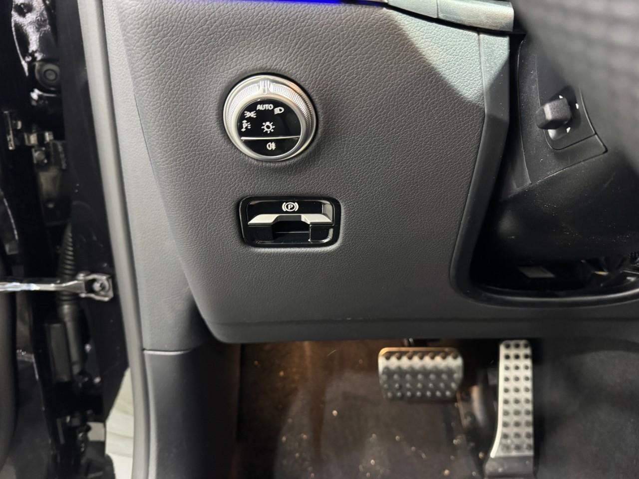 Mercedes-Benz GLC Vehicle Full-screen Gallery Image 30