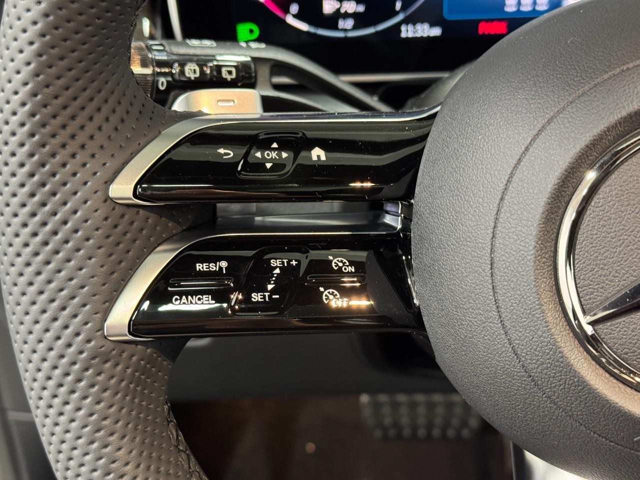 Mercedes-Benz GLC Vehicle Full-screen Gallery Image 31