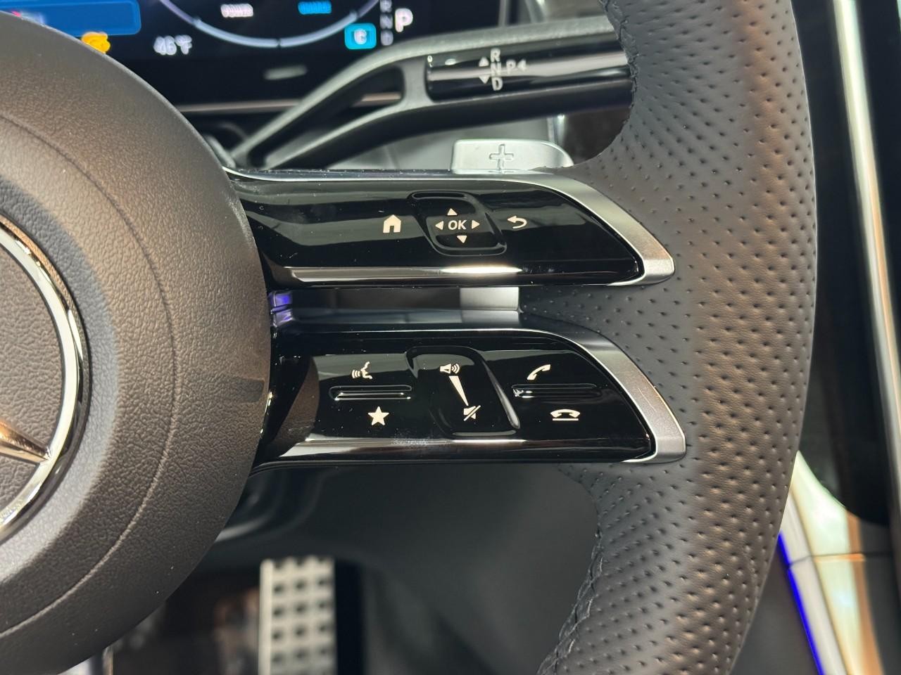 Mercedes-Benz GLC Vehicle Full-screen Gallery Image 32