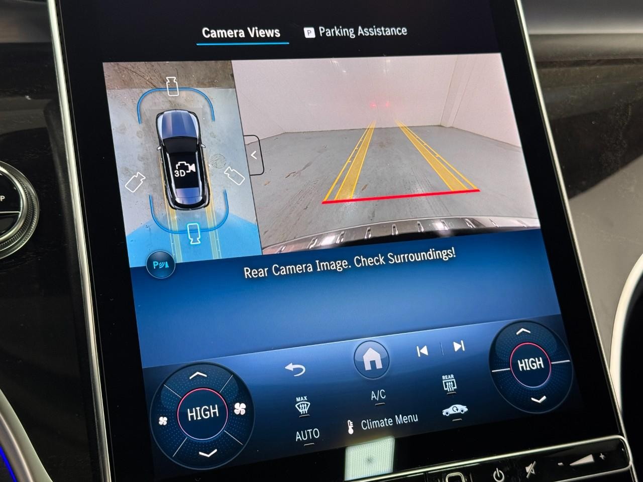 Mercedes-Benz GLC Vehicle Full-screen Gallery Image 35