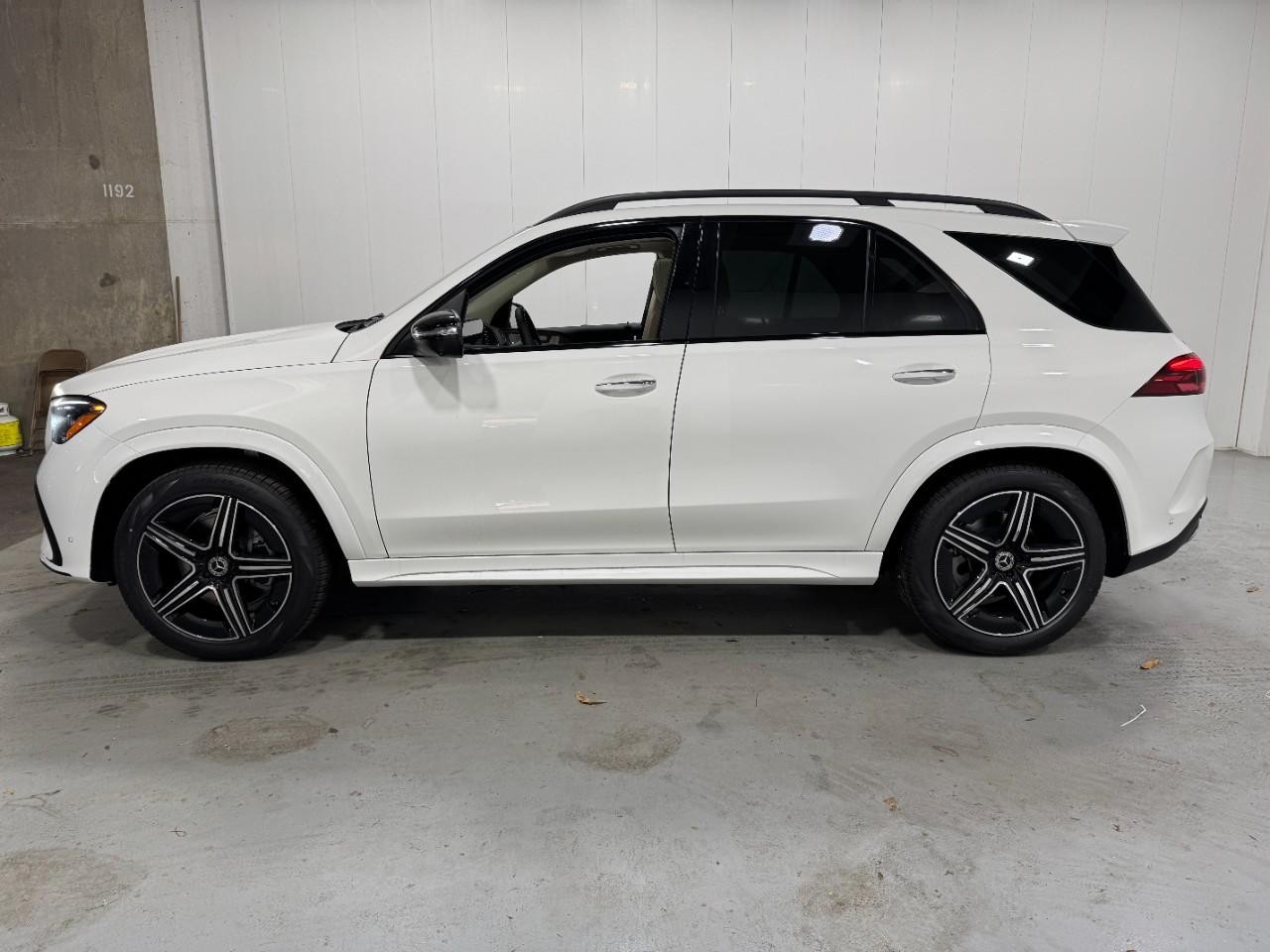 Mercedes-Benz GLE Vehicle Full-screen Gallery Image 2