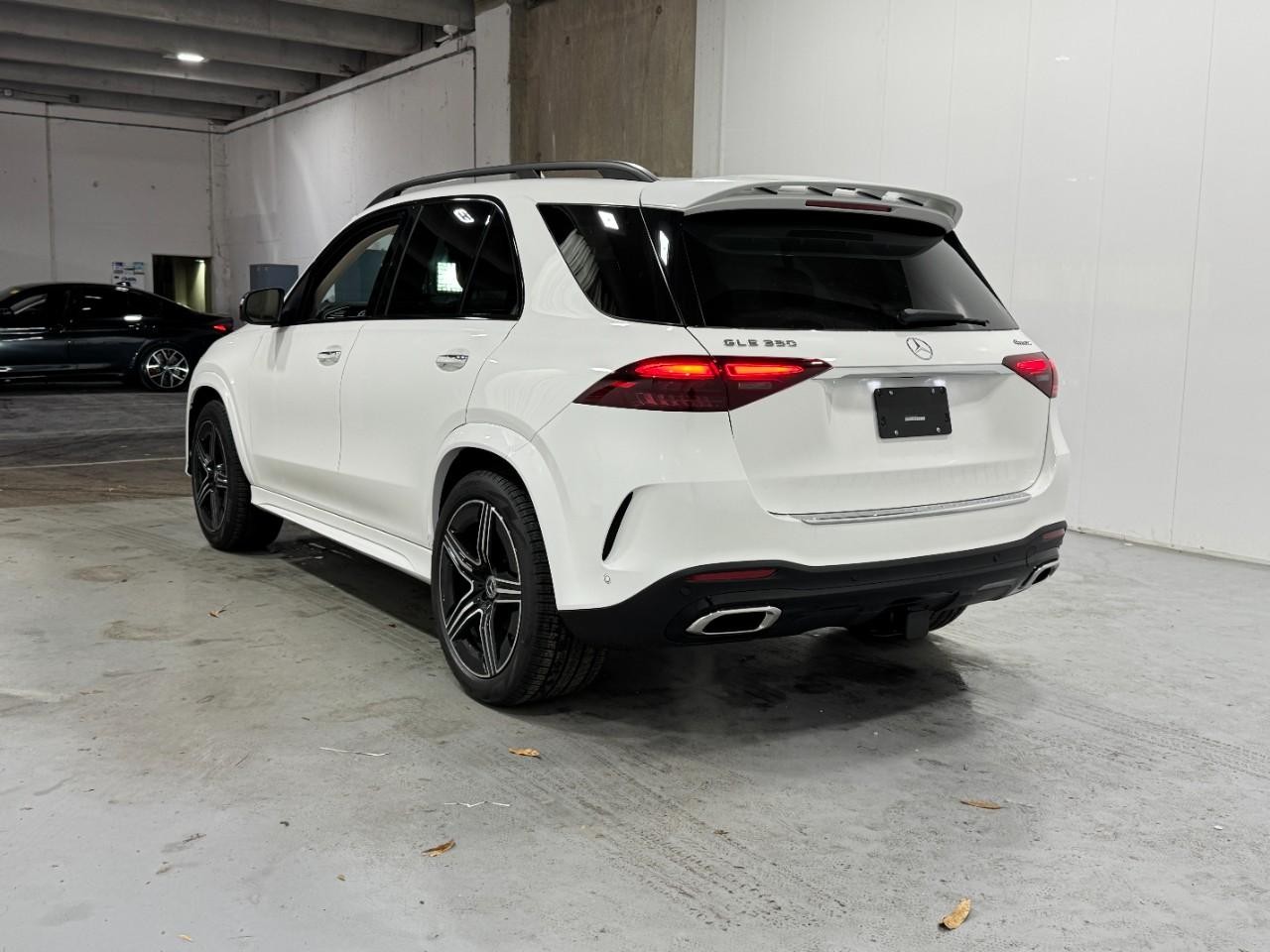 Mercedes-Benz GLE Vehicle Full-screen Gallery Image 3