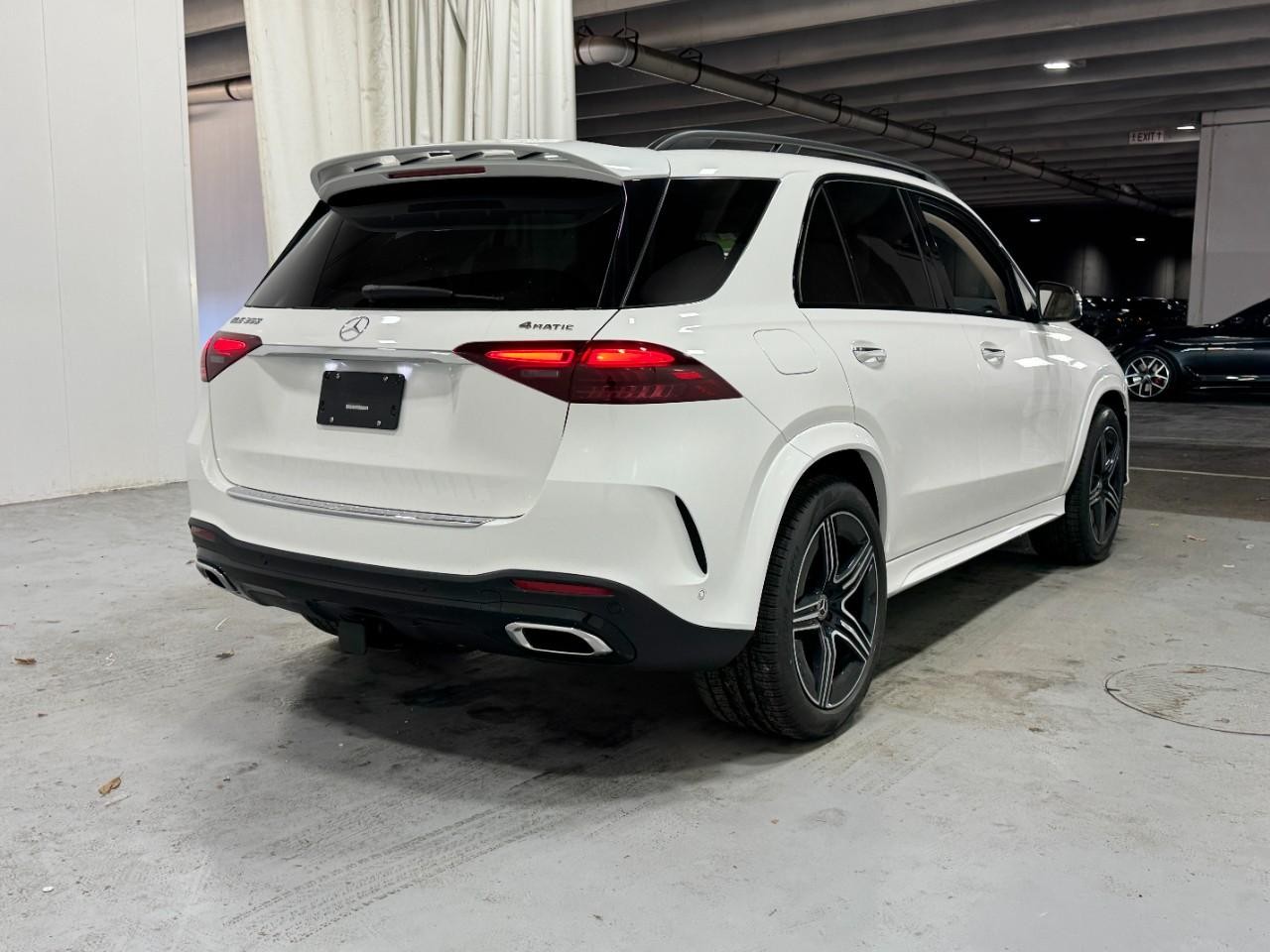 Mercedes-Benz GLE Vehicle Full-screen Gallery Image 4