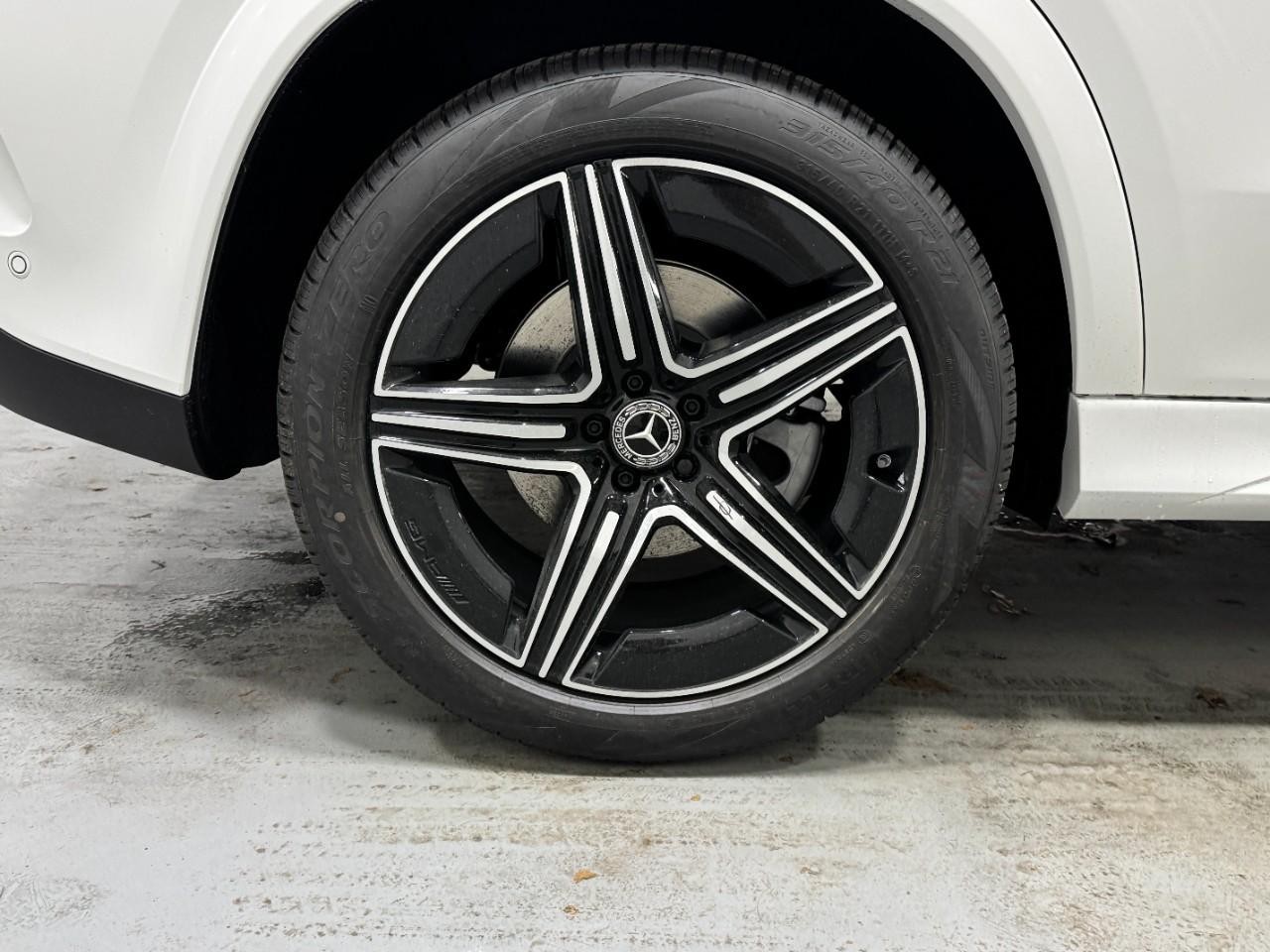 Mercedes-Benz GLE Vehicle Full-screen Gallery Image 5