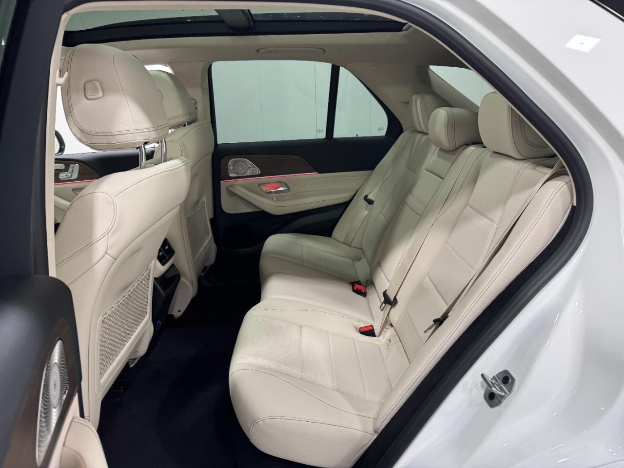 Mercedes-Benz GLE Vehicle Full-screen Gallery Image 8