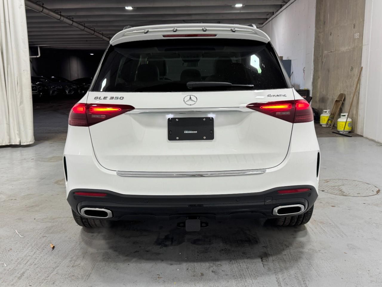 Mercedes-Benz GLE Vehicle Full-screen Gallery Image 9