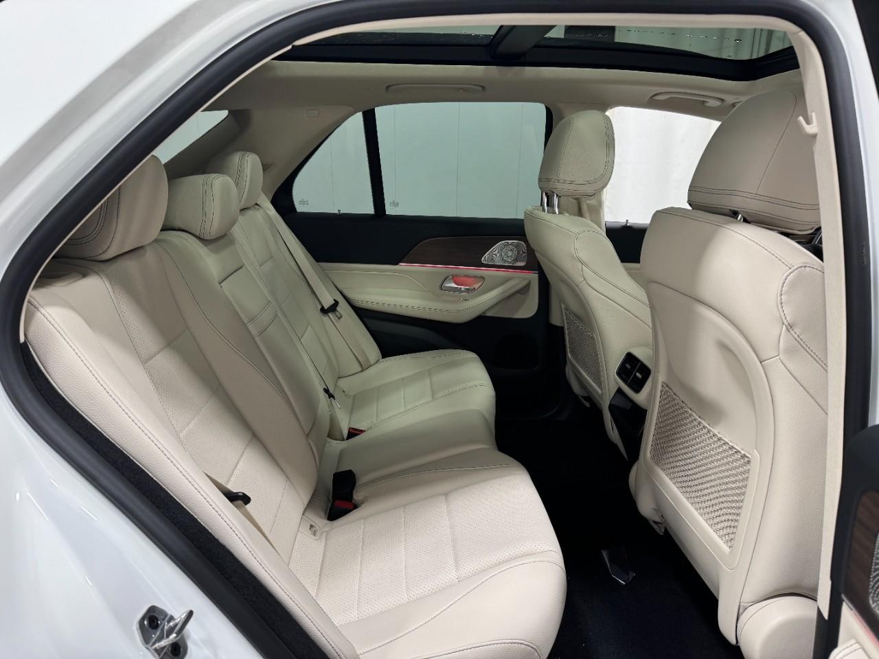 Mercedes-Benz GLE Vehicle Full-screen Gallery Image 10