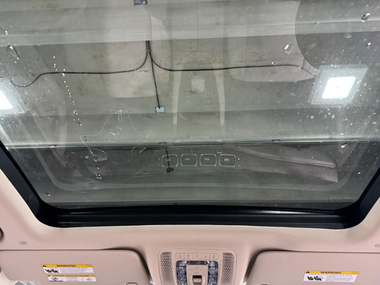 Mercedes-Benz GLE Vehicle Full-screen Gallery Image 11