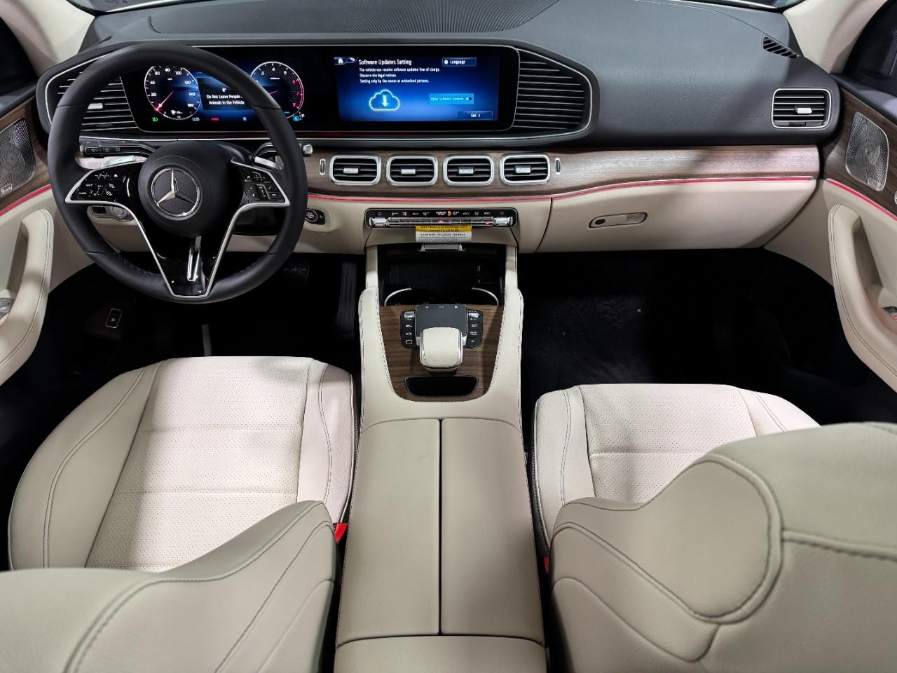 Mercedes-Benz GLE Vehicle Full-screen Gallery Image 12