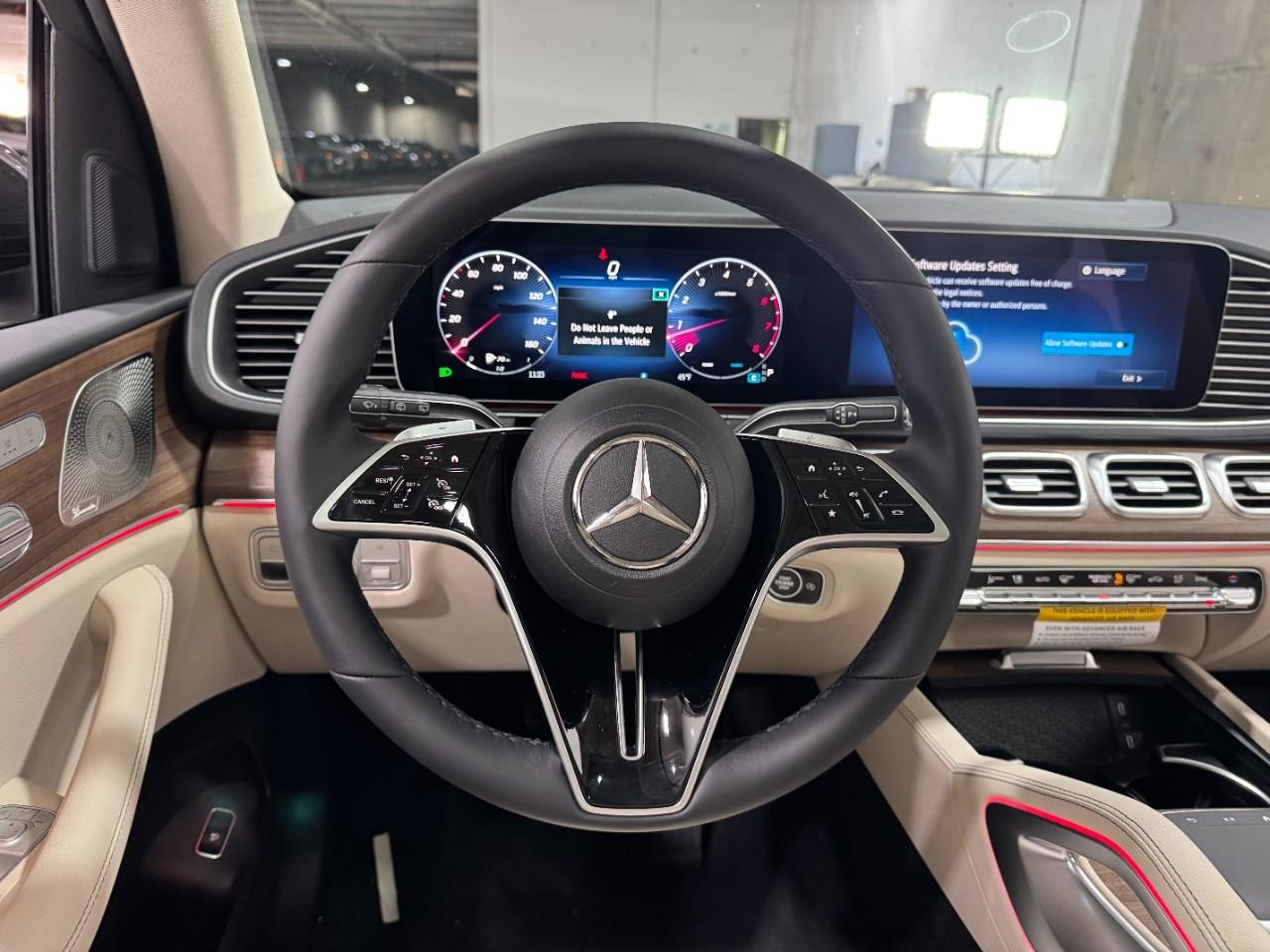 Mercedes-Benz GLE Vehicle Full-screen Gallery Image 13