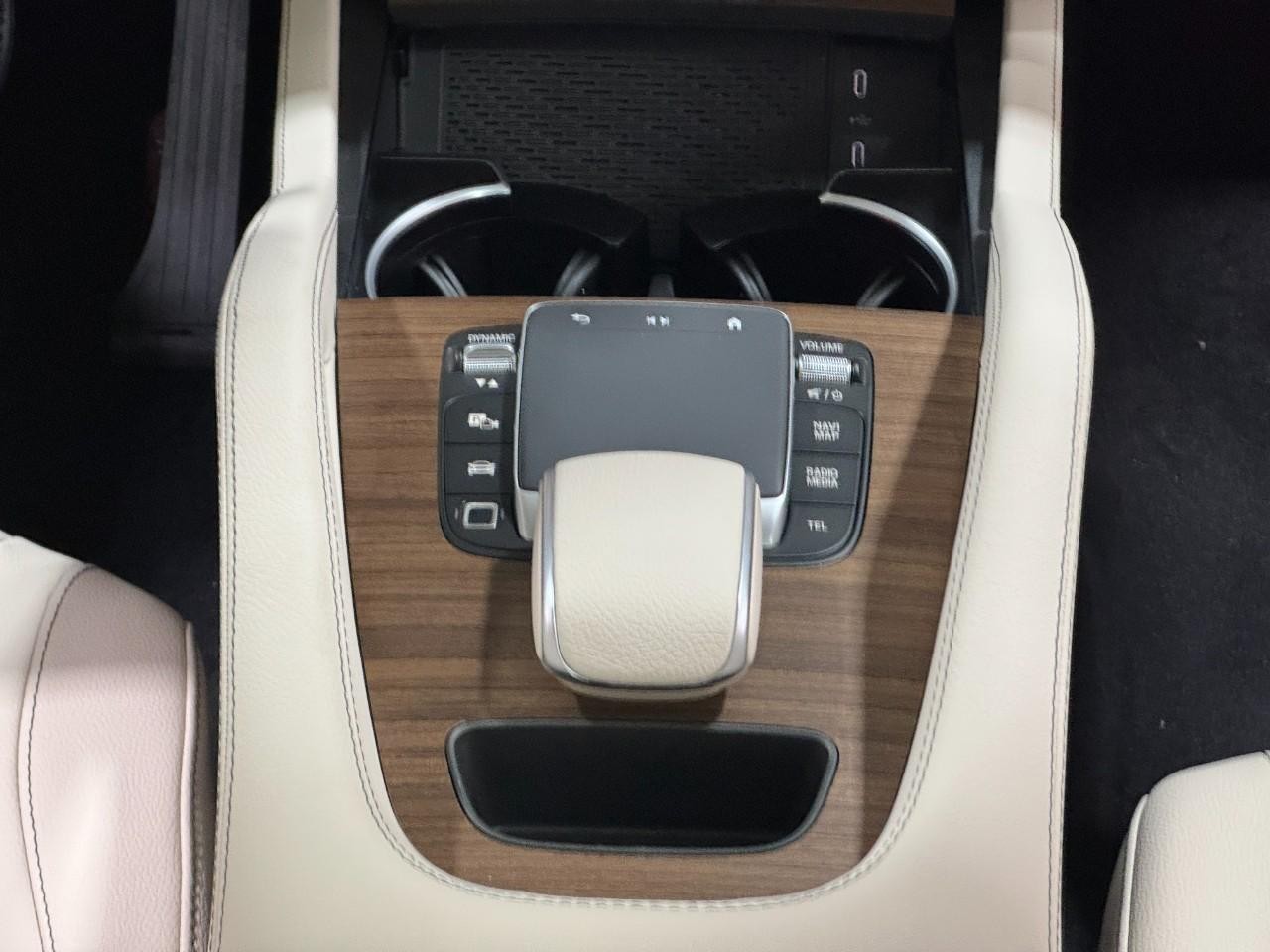 Mercedes-Benz GLE Vehicle Full-screen Gallery Image 16