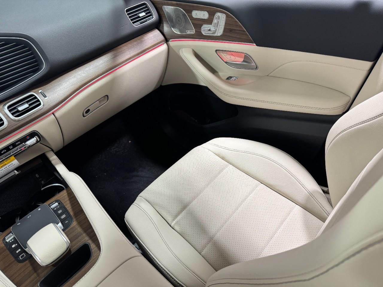 Mercedes-Benz GLE Vehicle Full-screen Gallery Image 17