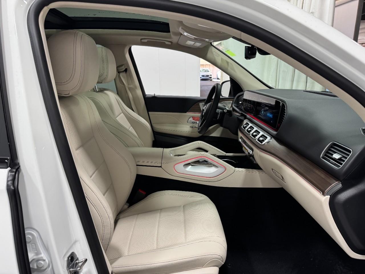 Mercedes-Benz GLE Vehicle Full-screen Gallery Image 18