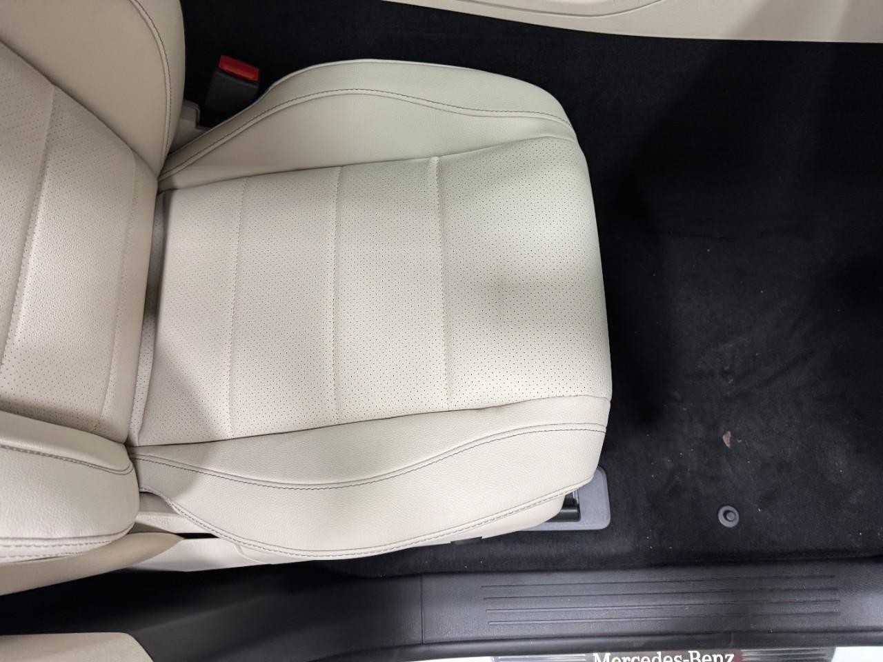 Mercedes-Benz GLE Vehicle Full-screen Gallery Image 19