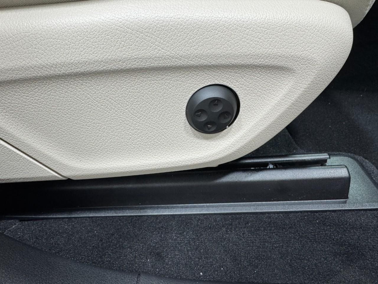 Mercedes-Benz GLE Vehicle Full-screen Gallery Image 20