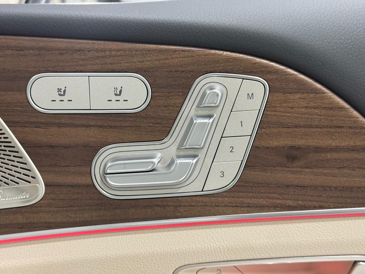 Mercedes-Benz GLE Vehicle Full-screen Gallery Image 21