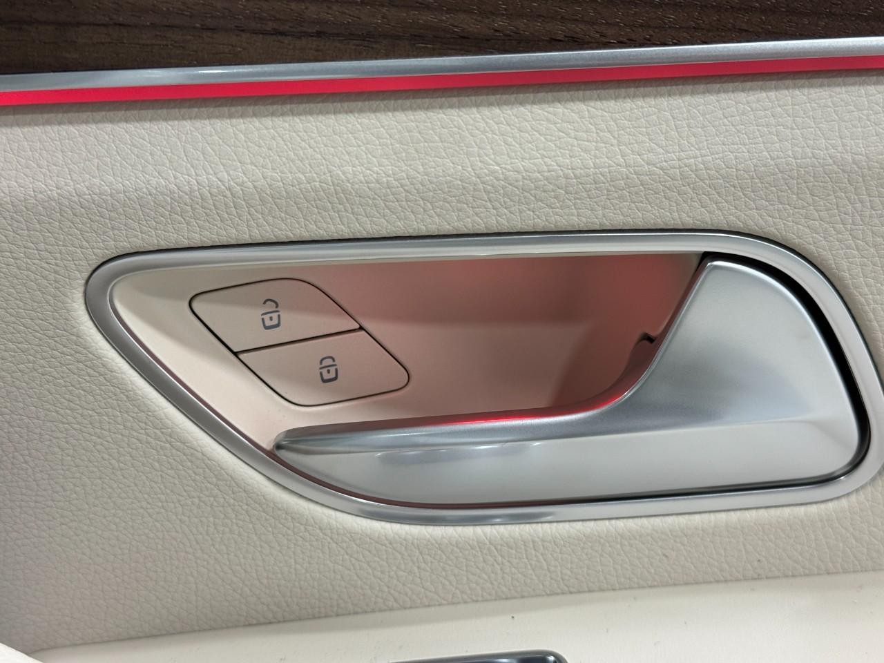 Mercedes-Benz GLE Vehicle Full-screen Gallery Image 22