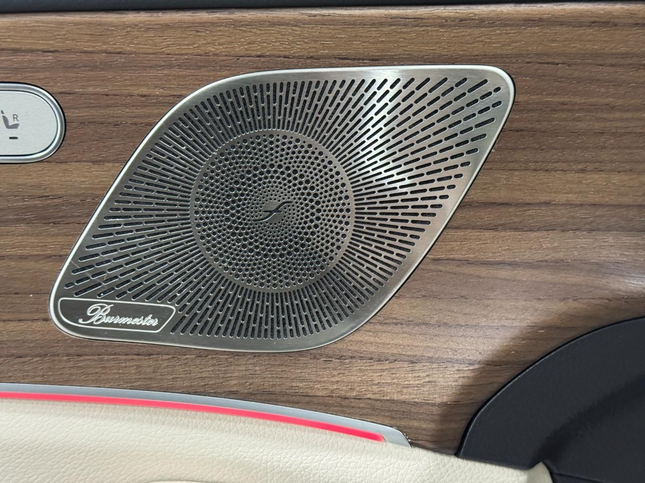 Mercedes-Benz GLE Vehicle Full-screen Gallery Image 24