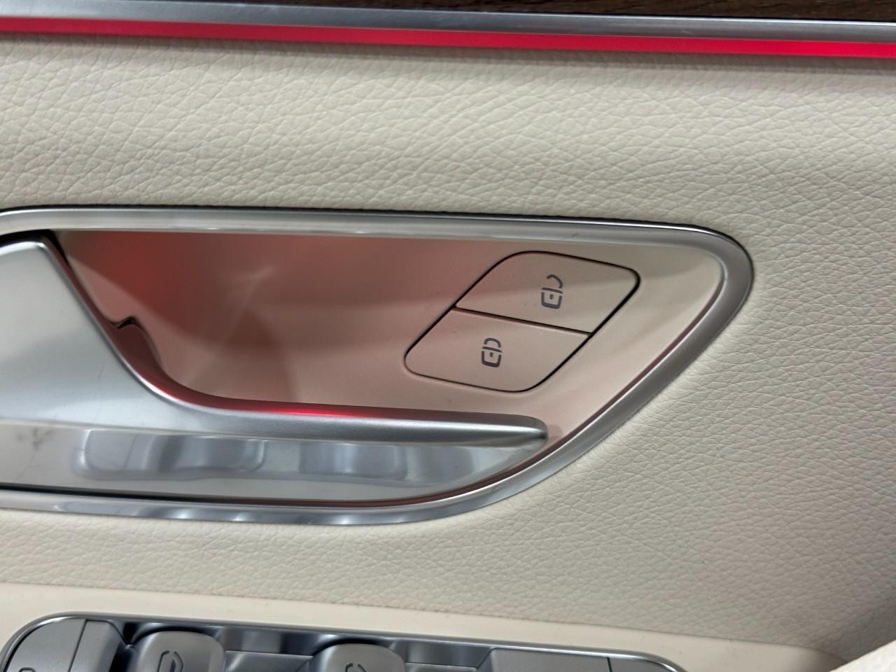 Mercedes-Benz GLE Vehicle Full-screen Gallery Image 26