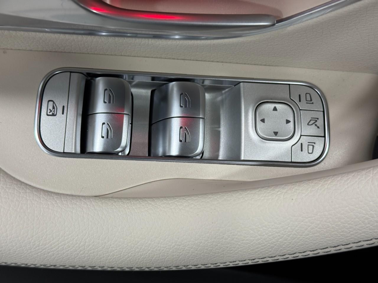 Mercedes-Benz GLE Vehicle Full-screen Gallery Image 27