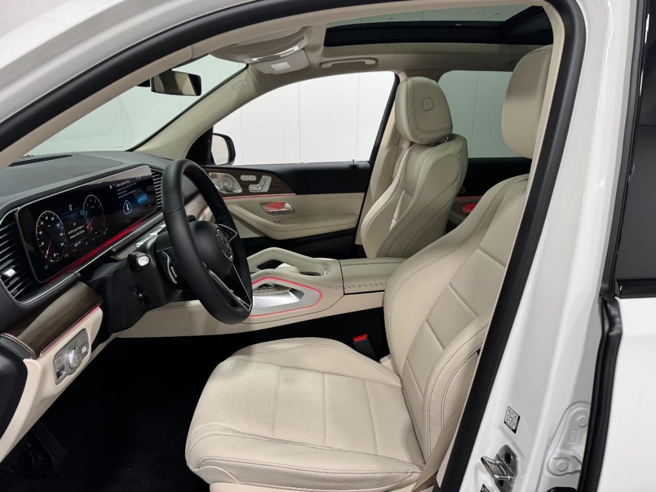 Mercedes-Benz GLE Vehicle Full-screen Gallery Image 29