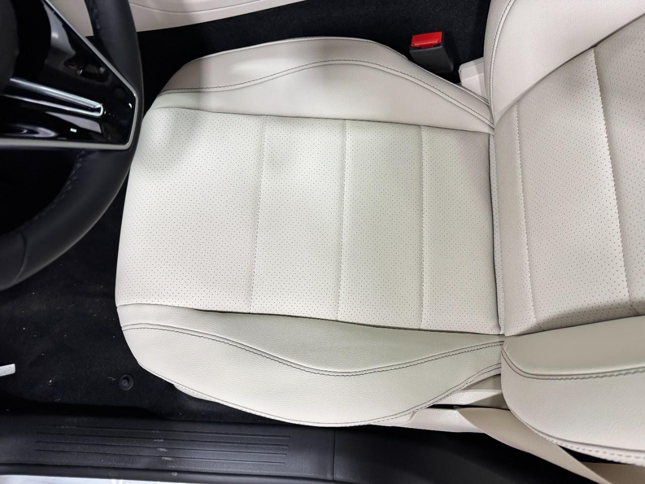 Mercedes-Benz GLE Vehicle Full-screen Gallery Image 30