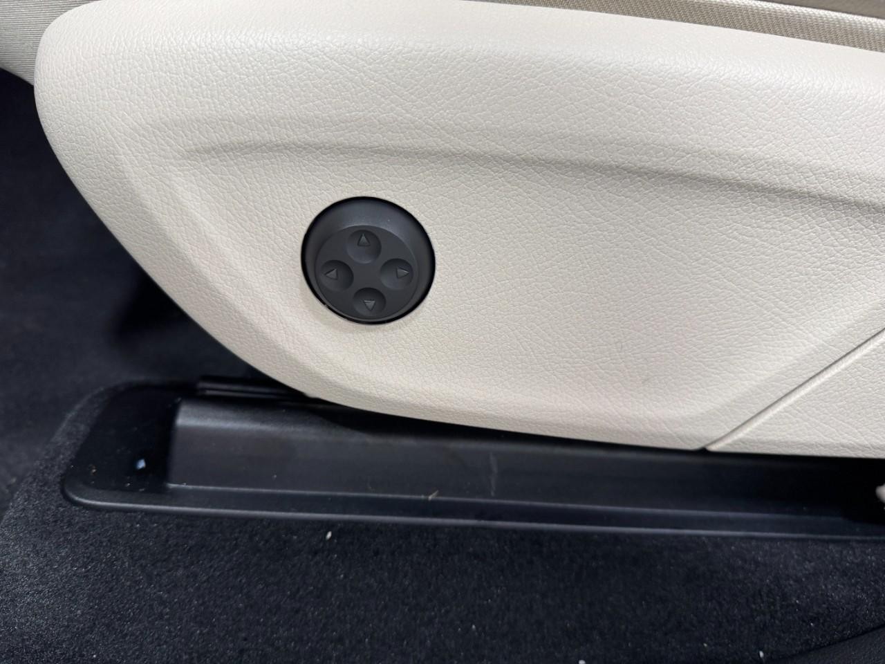 Mercedes-Benz GLE Vehicle Full-screen Gallery Image 31